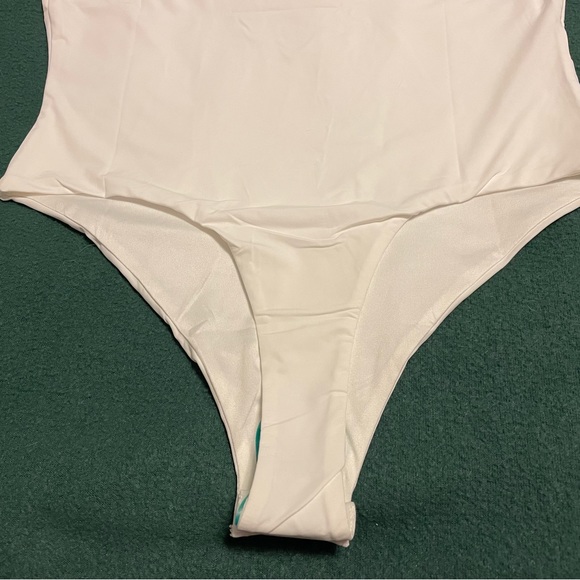 KITTENISH WHITE SIGNATURE SLEEVELESS BODYSUIT - Picture 8 of 12